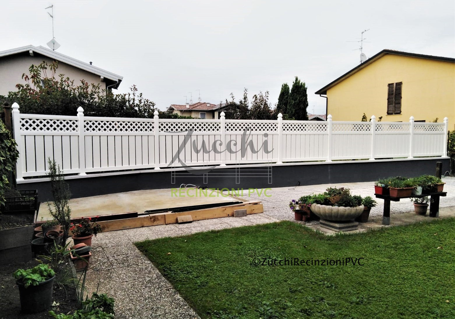 Modern PVC Fences: Minimalist Landscapes