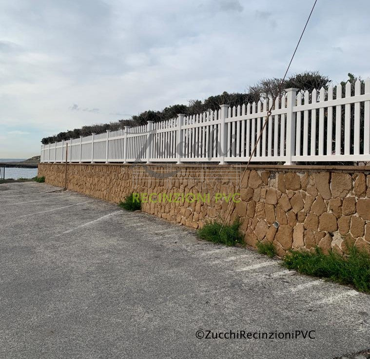 White fences for B&B: country chic outdoor furnishing ideas