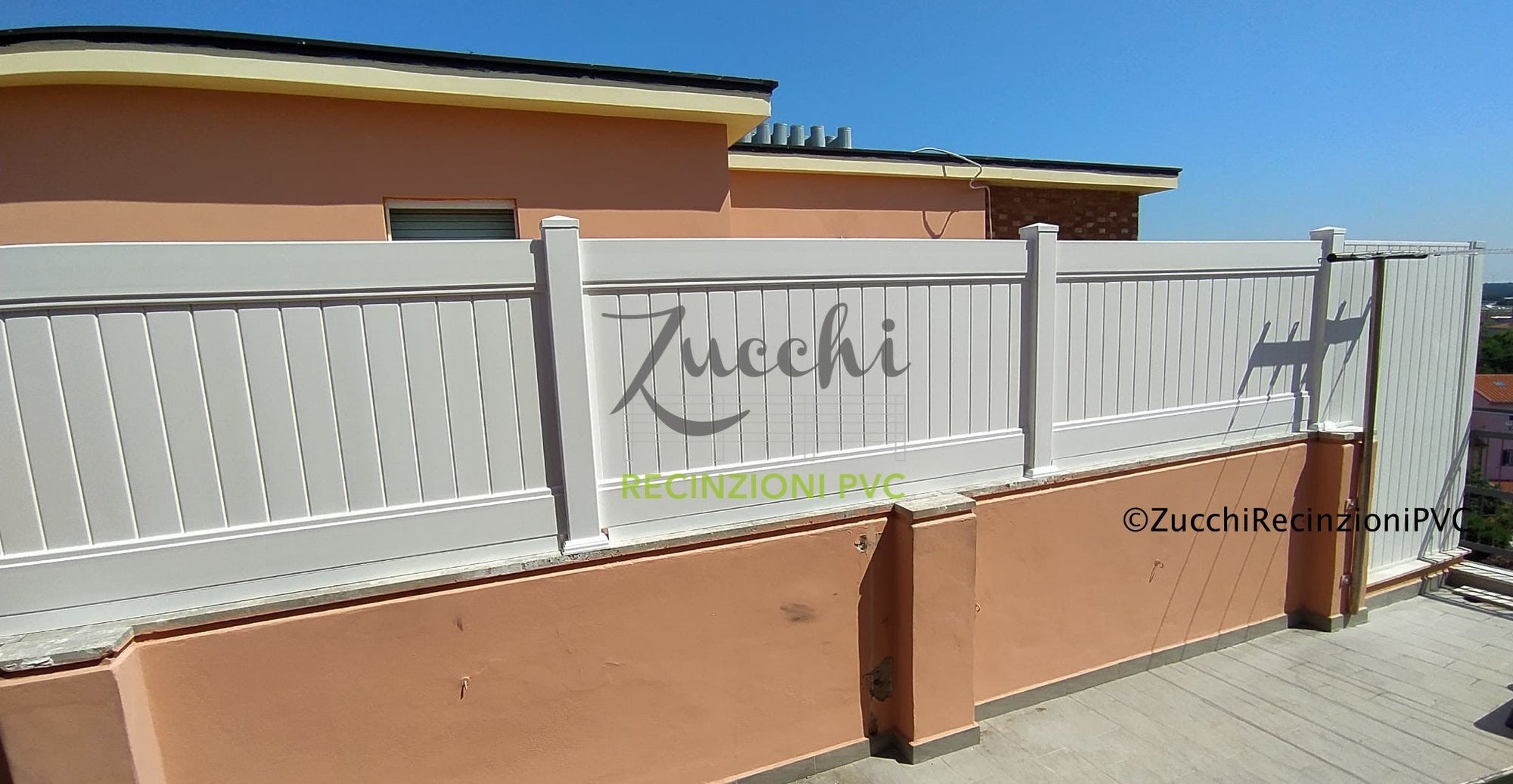 Fences on top of low walls: elegance and security for your home