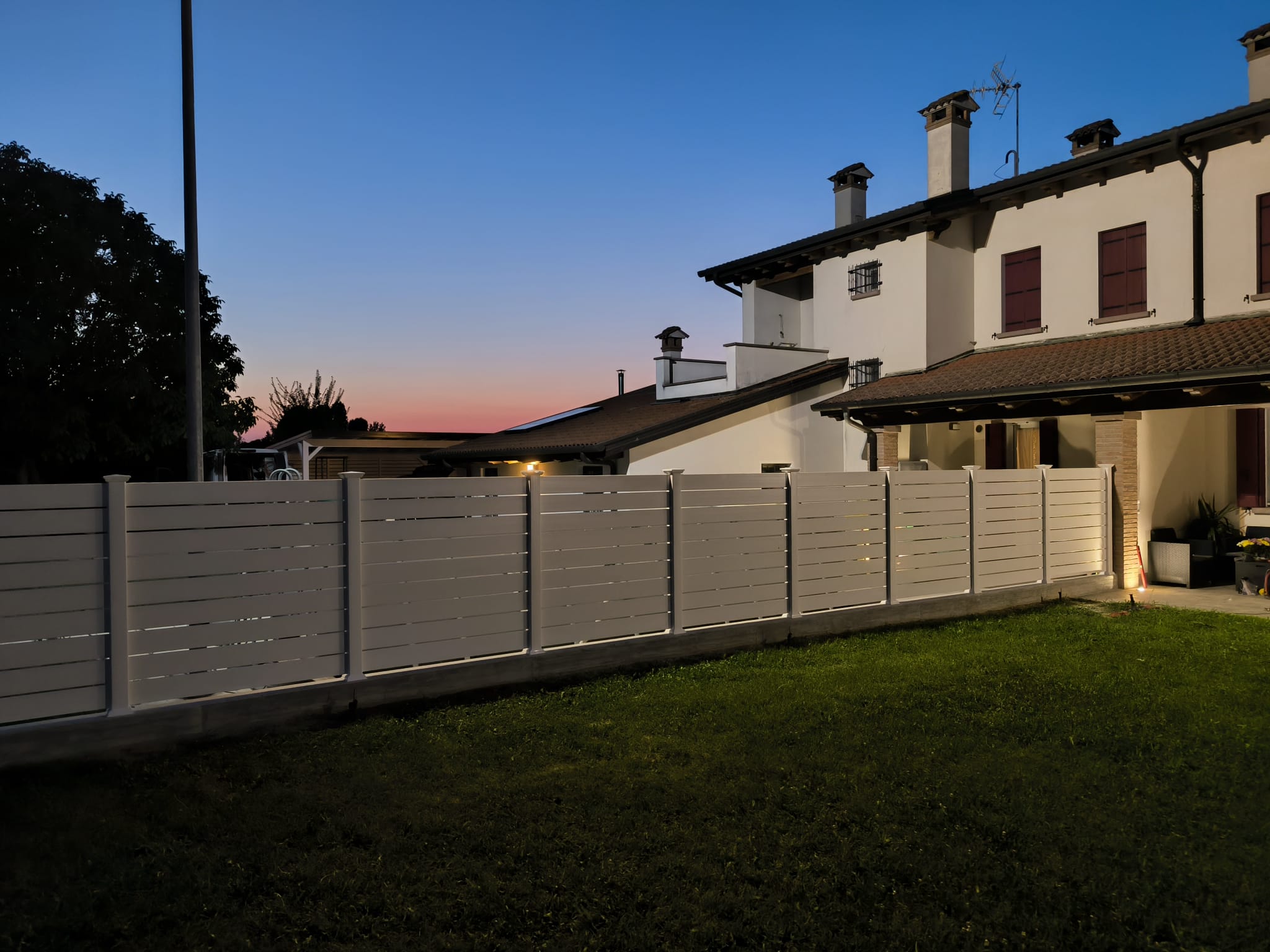 Giardini da sogno con pannelli sopra muretto